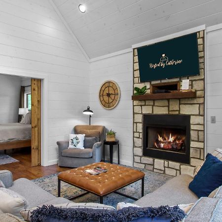 Stunning Luxury Cabin W Hot Tub And Fire Pit Holy Shiplap Is Perfect Romantic Couples Getaway Броукън Боу Екстериор снимка