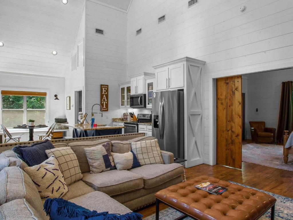 Stunning Luxury Cabin W Hot Tub And Fire Pit Holy Shiplap Is Perfect Romantic Couples Getaway Броукън Боу Екстериор снимка